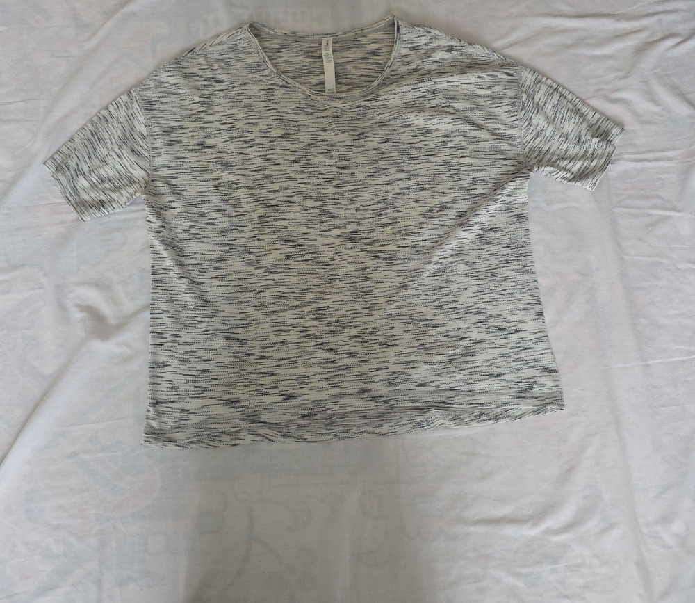 lululemon athletica Heathered Light Gray Short Sleeve Tee
